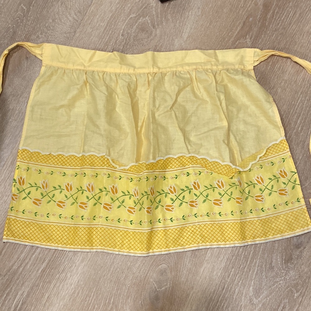 Vintage apron. Yellow floral tie, back apron with pockets.